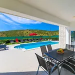 Villa Scenic Elegant With Pool