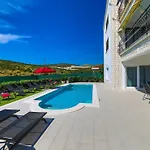 Scenic Elegant With Pool فيلة