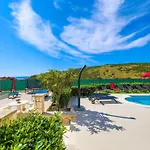 Scenic Elegant With Pool فيلة