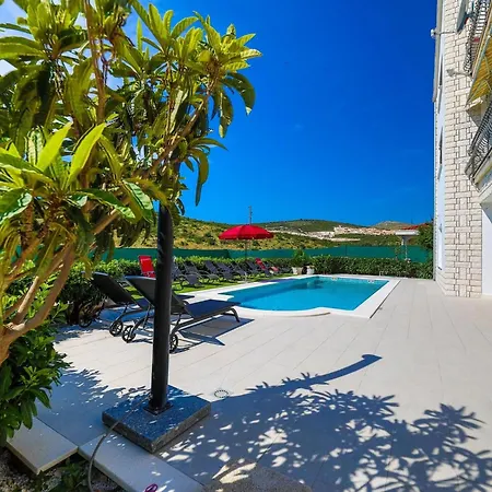 فيلة Scenic Elegant With Pool