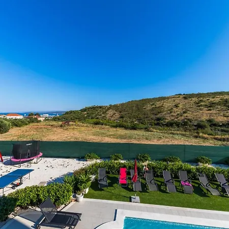 Scenic Elegant With Pool تروغير