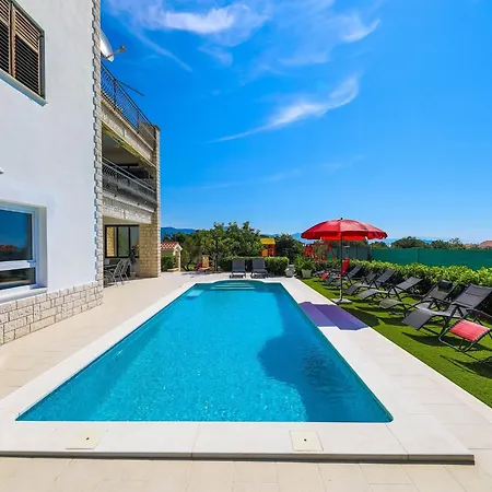 فيلة Scenic Elegant With Pool *