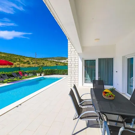 Scenic Elegant With Pool تروغير