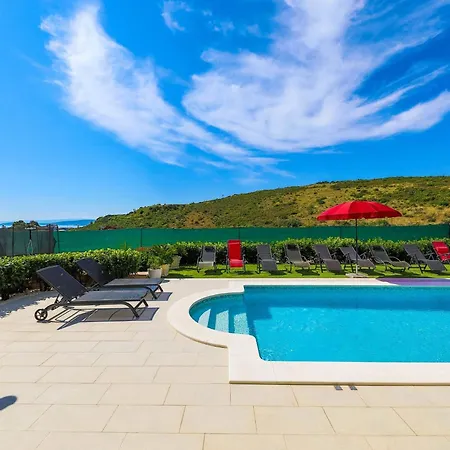 Villa Scenic Elegant With Pool Trogir